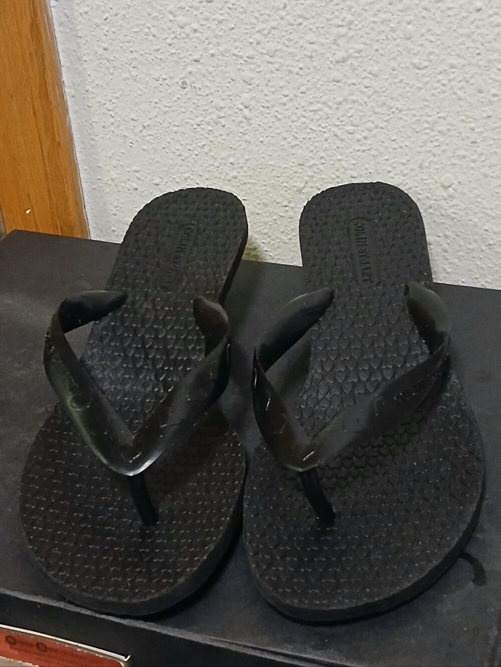 Colin Stuart Black Heart Textured Kitten Heel Thong Sandals Size 9